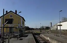 Les quais et le bâtiment voyageurs.