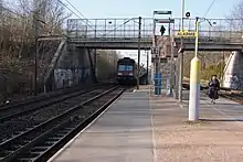 L'entrée de la gare, avec la passerelle et l'escalier, vue du quai