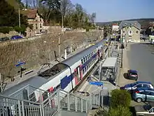 Rame Z 20500 prête à partir vers Paris, vue depuis la passerelle à l'ouest du bâtiment voyageurs.