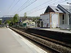 Ascenseur sur le quai vers Saint-Rémy-lès-Chevreuse et, en arrière-plan, le bâtiment voyageurs.