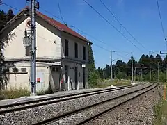 Le bâtiment voyageurs de la gare de La Joux.