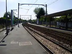 Vue des quais en direction de Dourdan