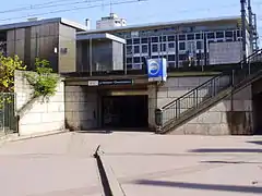 Entrée de la gare sur l'avenue du Bac, côté nord-ouest des voies.