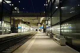 Vue d'ensemble de la gare en direction d'Annemasse de nuit.