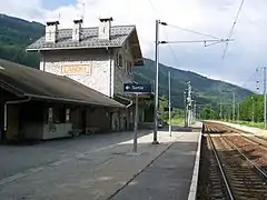 Quais et voies de la gare. La voie principale est à gauche.