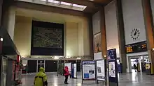 Photo du grand hall des voyageurs, sous forme d'une vue partielle permettant de voir son volume.