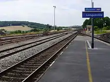 En gare de Longueville, vue des voies vers Paris et vers Provins.