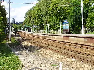 Les quais en direction de Saint-Nom-la-Bretèche.