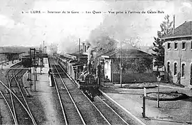L'intérieur de la gare et l'arrivée du train à vapeur reliant Calais à Bâle au début des années 1900.
