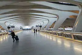 Une passerelle de liaison entre les quais et le hall voyageurs.