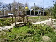 Jardin aménagé le long du quai pour la direction de Paris.