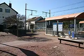 Entrée de la gare, parc à vélo et entrée du souterrain.