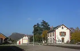 Le bâtiment voyageurs côté voie en 2011.