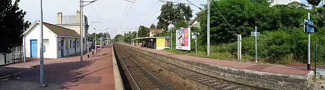 Vue d'ensemble de la gare, des voies et des quais en regardant vers le nord-est.