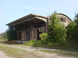 Vue de l'ancienne halle à marchandises, délabrée.