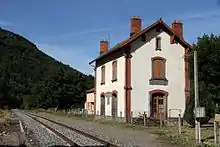 Vue de l'ancien bâtiment voyageurs et de la voie en direction de Neussargues.