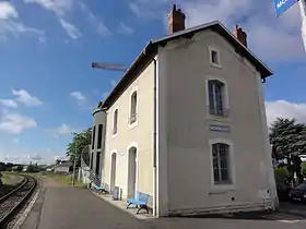 Photographie d'un petit bâtiment en bordure d'une voie ferrée.