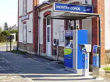 L'entrée de la halte avec le mobilier Transilien devant l'ancien bâtiment voyageurs.