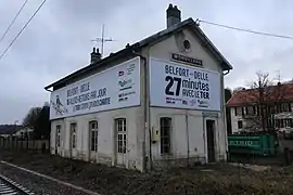 Gare de Morvillars, côté quai (avec des affiches promouvant la réouverture de la ligne Belfort – Delle, qui y passe), en 2018.