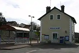 Le bâtiment voyageurs historique de la gare, toujours en service.