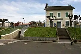 Environnement de l'accès à la gare.