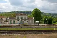 intérieur de la gare, voies, quais et bâtiment voyageurs