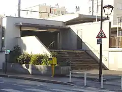 Entrée au sud des voies, accès est, rue du Président-Paul-Doumer.