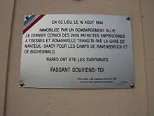 Plaque commémorative apposée sur la façade de la gare, rappelant le départ de prisonniers de la Deuxième Guerre mondiale vers des camps de de Ravensbruck et Buchenwald en août 1944.