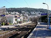 L'intérieur de la gare, avec les voies et les quais