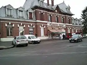 Vue de la façade de l'ancien bâtiment voyageurs de la gare de Péronne - Flamicourt.