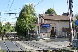 L'ancien bâtiment voyageurs et les voies vues en direction de Savigny-sur-Orge.