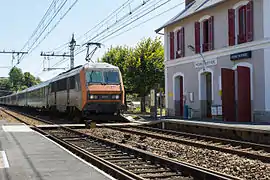 Un train Intercité traversant la gare en direction de Limoges.