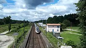 Ancienne gare de Pierroton et le TGV Duplex passant devant.