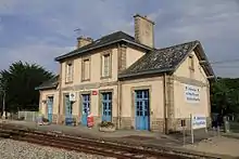 Vue du bâtiment voyageurs de la gare de Plouharnel - Carnac depuis les voies.