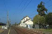Vue des voies et du bâtiment voyageurs en direction de Saint-Nazaire.