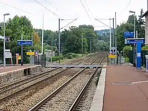 Au sud, le passage à niveau.