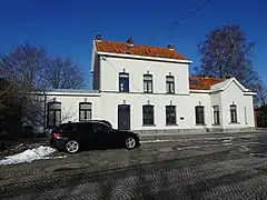 Bâtiment et place de la gare.