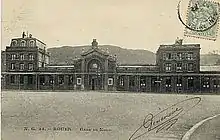 La gare de Rouen-Martainville (ou Gare du Nord), ancienne tête de la ligne d'Amiens à  Rouen. Une première gare fut construite pour l'inauguration de la ligne, en 1867, puis une construction définitive en 1894, présentée sur la carte postale. Cette gare a été démolie dans les années 1980.
