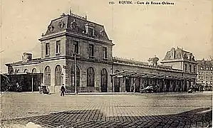 La gare de Rouen-Orléans, de la Compagnie d'Orléans, sur la ligne Rouen - Orléans. Une première gare fut édifiée face au pont Boieldieu, en 1883, et reconstruite par Juste Lisch en 1894. La gare a été détruite en 1944, et la cité administrative en occupe l'emplacement