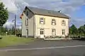 Ancien bâtiment-voyageurs de Ruynes-en-Margeride en 2011.