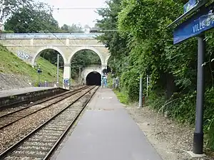 L'aqueduc et l'entrée sud du tunnel de Ville-d'Avray vus depuis les quais.