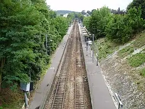 Vue en direction du sud – Versailles – depuis une passerelle publique pour piétons en dehors du domaine ferroviaire.