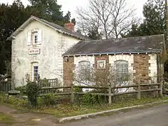 L'ancienne maison de garde-barrière et l'annexe de la halte accolée, avant le début des travaux pour la réouverture de la ligne.