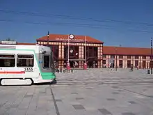 L'entrée de la gare avec le passage d'un tramway