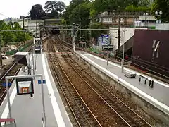 Vue des voies vers le tunnel de Montretout au sud de la gare.