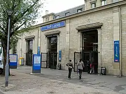 Côté rue, la partie basse masque le reste du bâtiment.