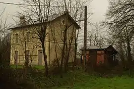 Le bâtiment voyageurs et abri de quai.