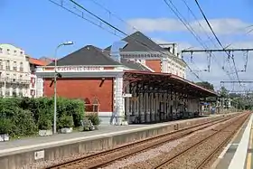 Photographie de la gare de Saint-Jean-de-Luz - Ciboure, surplombant deux voies ferrées.