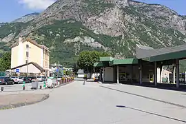 La gare routière accolée au bâtiment voyageurs.