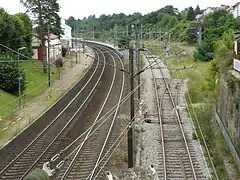 Extrémité nord de la gare.À gauche, les voies de la ligne Paris – Lille ; au centre, la voie de l'ex-ligne de Saint-Just à Douai ; à droite, l'emplacement des installations de la ligne Estrées-Saint-Denis – Froissy – Crèvecœur-le-Grand.